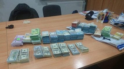 В Украину пытались незаконно ввезти сотни тысяч контрабандных евро и долларов