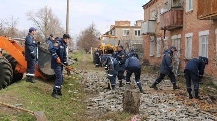 Спасатели ГСЧС присоединились к уборке Балаклеи после взрывов