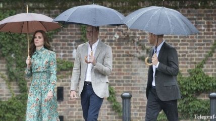 Герцог и герцогиня Кембриджские с принцем Гарри почтили память принцессы Дианы