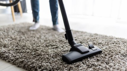 Почистити килим від пилу та бруду без хімії легше, ніж здається