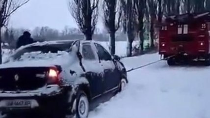 Как освобождали авто из снежных заносов (Видео)