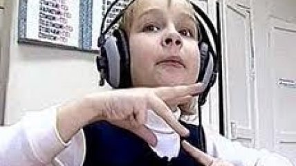 В уникальной музыкальной школе глухонемые дети поют жестами