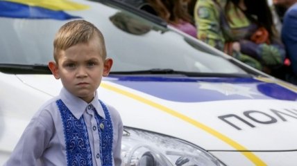 Во Львове патрульные освободили ребенка из заблокированного авто