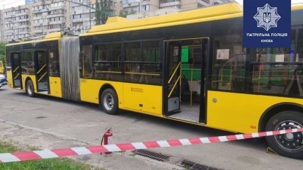 В Киеве прохожий поджег троллейбус "коктейлем Молотова", пострадала женщина (фото)