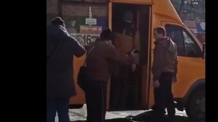 Пьяного мужчину вытолкали из маршрутки ногами: видео драки в николаевской маршрутке попало в сеть
