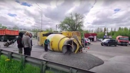 Убирают до сих пор: появились видео момента и последствий пьяной аварии с бетономешалкой в Киеве