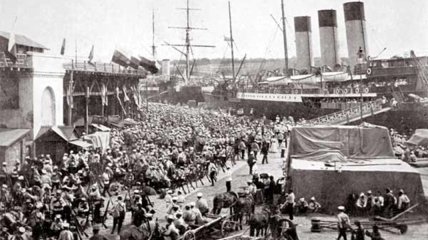 Посадка переселенців на пароплав «Херсон» в порту міста Одеси перед відправкою на Зелений Клин