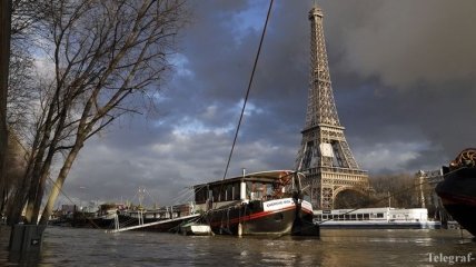Наводнение и снег: во Франции продолжает бушевать непогода