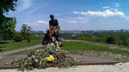 Захоронение ребенка возле памятника Быкову в Киеве: появились новые детали
