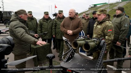 Олександр Лукашенко з білоруськими військовими