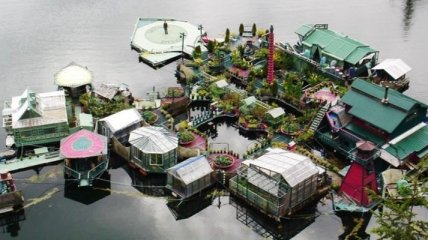 Пара за 20 лет построила самодостаточный плавучий остров (Фото)