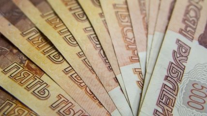 Половине семей в РФ хватает денег только на еду и одежду