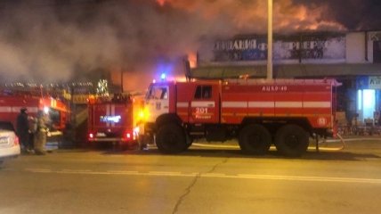 Взрываются фейерверки: на складе пиротехники в Ростове вспыхнул пожар (видео)