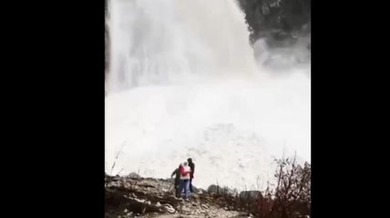Лавина сошла прямо в водопад: неожиданное природное явление напугало туристов (видео)