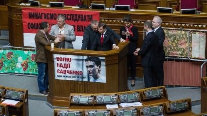 Депутаты фракции Ляшко принесли в ВР Украины раскладушки
