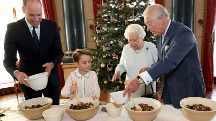 Королевская семья Великобритании готовит рождественский пудинг: ФОТО