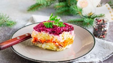 Слоеный салат со шпротами, пошаговый рецепт на ккал, фото, ингредиенты - Елена