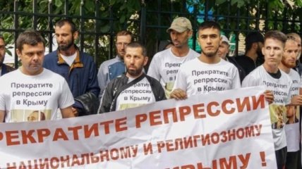 Еще шестерых крымских татар оштрафовали за пикет под стенами Верховного Суда РФ