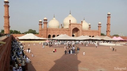 Теракт в Пакистане: погибли по меньшей мере 25 прихожан мечети