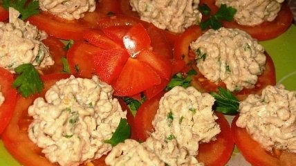 Рецепт дня: закуска из фасолевого паштета на помидорах