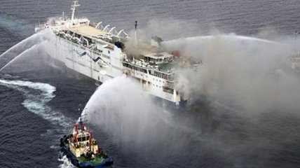 С горящего итальянского парома спасено более 150 человек
