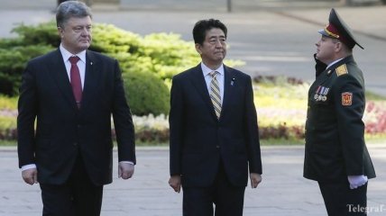 Порошенко проводит встречу с премьер-министром Японии