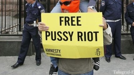 На месте двойного убийства кровью написали "Free Pussy Riot"