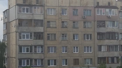 Решетки на окнах восьмого этажа вызвали недоумение в сети