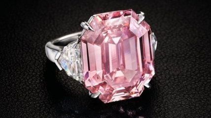 Самый крупный в мире розовый бриллиант выставлен на продажу (Видео)