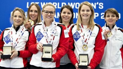 Сборная Швейцарии в седьмой раз выиграла чемпионат мира по керлингу