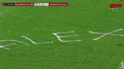 Судья написал спреем имя футболиста прямо на поле (Видео)