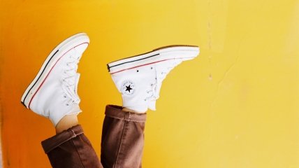Что такое желтые разводы на белых кроссовках и откуда они берутся?