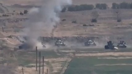 Война в Нагорном Карабахе: появилось видео ударов по танкам Азербайджана