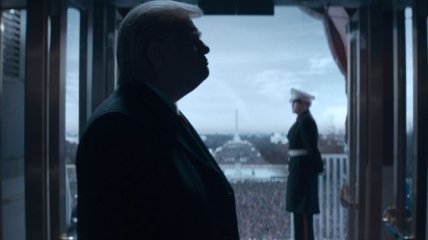 Опубліковано перший кадр серіалу HBO про Трампа, де його зіграє актор Брендон Глісон