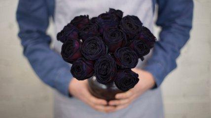 Чому не можна дарувати чорні троянди