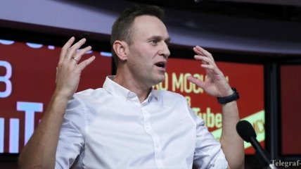Навальный оплатил долг и может покинуть Россию