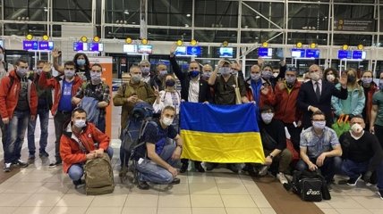 Українські полярники повернулись додому після зимівлі на станції "Академік Вернадський"