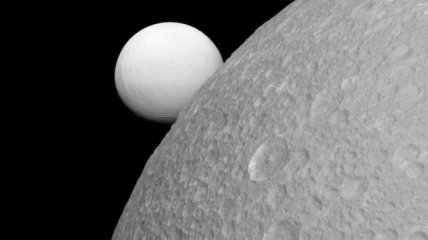 NASA опубликовало новое изображение двух спутников Сатурна 