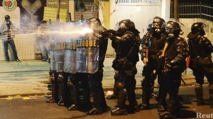 Протесты в Рио-де-Жанейро обернулись массовыми беспорядками   