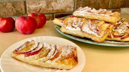 Слойки з яблуками