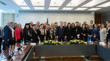 Порошенко вручил грамоты украинской общине в Португалии