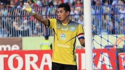 Вратарь в Индонезии умер после столкновения с партнером по команде (Видео)
