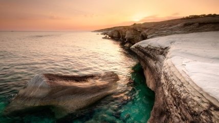 Кипр пользуется популярностью у любителей пляжа и лыж