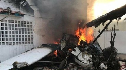 В Венесуэле легкомоторный самолет упал на жилой дом, один человек погиб