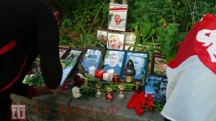 У посольства Беларуси в Киеве с файерами и битьем тарелок почтили память Шишова (эксклюзивные фото и видео)