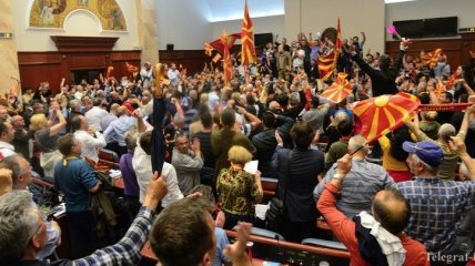 Во время штурма парламента Македонии ранены 77 человек