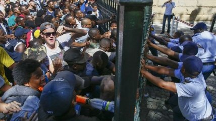 Возле парламента ЮАР произошли столкновения полиции и студентов