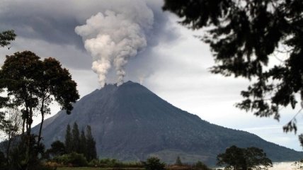 Тысячи человек эвакуируют из-за извержения вулкана в Индонезии  