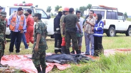8 человек погибли в результате падения небольшого самолета в Боливии