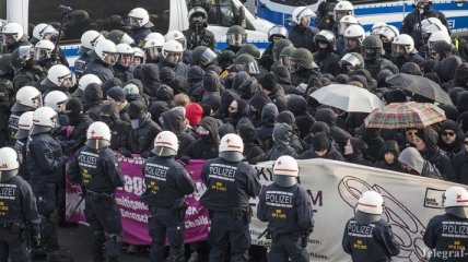 В Штутгарте митингующие подрались с полицией, около 400 человек задержаны